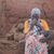 Eine Frau in der nigerianischen Stadt Mokwa, in der ein Unwetter schwere Zerstörungen angerichtet hat. - Foto: Usman Salihu Mokwa/AP/dpa