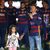 Luis Enrique hält 2016 Xana an der Hand, den Champions-League-Triumph mit Paris Saint-Germain widmete er seiner 2019 gestorbenen Tochter. - Foto: Manu Fernandez/AP/dpa