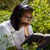 Junge Frau sitzt im Grünen und liest ein Buch.  - Foto: Pixabay@terski