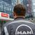 Mitarbeiter haben auf ihren Overalls noch das alte Logo von MAN, aber das Augsburger Traditionsunternehmen heißt nun Everllence. - Foto: Stefan Puchner/dpa