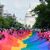 Auf dem Plakat eines Pride-Teilnehmers steht: «Diese Farben verstecken sich nicht vor Faschisten».  - Foto: Mark Schiefelbein/AP/dpa