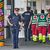 Die Polizei war auch am Tag nach der Tat an der Schule präsent. - Foto: Darko Bandic/AP/dpa