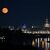 Der Erdbeermond über Dresden - Foto: Sebastian Kahnert/dpa