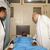 Das vom indischen Innenministerium herausgegebene Foto zeigt Innenminister Amit Shah bei einem Treffen mit dem Überlebenden des britischen Flugzeugabsturzes, Vishwash Kumar Ramesh, in einem Krankenhaus in Ahmedabad.  - Foto: Indian Ministry of Home Affairs/dpa