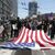 Demonstranten in San Francisco marschierten mit einer großen US-Flagge. - Foto: Yalonda M. James/San Francisco Chronicle/AP/dpa