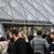 Louvre-Personal kann nicht mehr - bis zu 20.000 Besucher drängen sich täglich allein vor der weltberühmten «Mona Lisa» von Leonardo da Vinci. - Foto: Alain Jocard/AFP/dpa