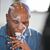 Mike Tyson, Boxer und Unternehmer, rauchte am Freitag an einem Stand der Cannabis-Messe Mary Jane einen Joint.  - Foto: Sebastian Gollnow/dpa
