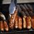 Fleisch auf dem Grill muss für viele sein. (Archivbild) - Foto: Martin Schutt/dpa