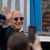 Jezz Bezos winkt den Fotografen zumindest zu. - Foto: Luca Bruno/AP/dpa