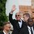 Amazon-Gründer Jeff Bezos winkt Paparazzi zu. - Foto: Antonio Calanni/AP/dpa