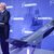 Ein Modell des F-35 auf der Bühne, auf der Konzernchef Papperger zu Mitarbeitern spricht. - Foto: Oliver Berg/dpa