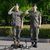 Jung Kook und Jimin (rechts) salutieren im Juni nach ihrer Entlassung aus dem Militärdienst. (Archivbild) - Foto: Lee Jin-man/AP/dpa