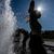 Temperaturen von annähernd 40 Grad in der Hauptstadt - diese Touristen nutzen einen Brunnen zur Abkühlung. - Foto: Michael Kappeler/dpa