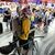 Passagiere sitzen in der Halle des Prager Hauptbahnhofs während eines Stromausfalls. Ein Stromausfall hat am Freitag große Teile Tschechiens und der Millionenmetropole Prag lahmgelegt. - Foto: Vondrouš Roman/CTK/dpa