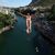 Der Sprung von der Brücke Stari Most in Mostar ist nur etwas für Trainierte. (Archivbild) - Foto: Armin Durgut/AP/dpa