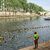 Zur Eröffnung der drei neuen Freibäder in der Seine standen die ersten Schwimmerinnen und Schwimmer schon morgens Schlange. - Foto: Julien De Rosa/AFP/dpa