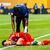 Jamal Musiala liegt mit starken Schmerzen verletzt am Boden. PSG-Profi William Pacho kümmert sich um ihn. - Foto: Malachi Gabriel/ZUMA Press Wire/dpa