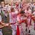 Die Feiernden warten auf den Start der «Chupinazo»-Rakete, mit der das San-Fermín-Festival 2025 offiziell eröffnet wird. - Foto: Miguel Oses/AP/dpa