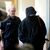 Ein Angeklagter wird von einem Polizisten zum Gerichtssaal begleitet.  - Foto: Marcus Brandt/dpa