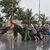 In Vietnam treffen die Menschen Vorbereitungen, um sich vor «Wipha» zu schützen. - Foto: Le Hoang/VNExpress/AP/dpa