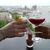 Prost mit Cocktails: Viele berichten einer Umfrage zufolge, dass sie weniger ausgehen und auch weniger ihre Freunde treffen angesichts der Inflation der letzten Jahre. - Foto: Marcus Brandt/dpa