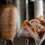 Vom Spieß ins Brot: Ein Mann bereitet einen Döner zu. (Archivbild) - Foto: Markus Lenhardt/dpa