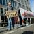 Im laufenden Jahr hat es immer wieder Proteste gegen Tesla wegen der politischen Aktivitäten seines Chefs Elon Musk gegeben. (Archivbild)  - Foto: Joerg Carstensen/dpa