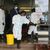 Eine Mitarbeiterin trägt Desinfektionsmittel aus einem Cholera-Behandlungszentrum (Archivbild) - Foto: --/AP/dpa