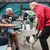 Bas trinkt auch mal ein Bier mit.  - Foto: Oliver Berg/dpa