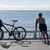 Ein Mann mit nacktem Oberkörper macht am Strand von Nizza neben seinem Fahrrad Übungen. (Archivbild) - Foto: Serge Haouzi/XinHua/dpa