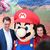 Beim Messerundgang über die Gamescom kam der Tross von Politikern auch beim Messestand von Nintendo vorbei, hier stehen NRW-Ministerpräsident Hendrik Wüst (CDU) und Bundesforschungsministerin Dorothee Bär (CSU) neben einer Mario-Plüschfigur. - Foto: Wolf von Dewitz/dpa