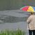 Der DWD-Meteorologe rät: Wetterfeste Kleidung und einen Regenschirm einpacken. (Archivbild)  - Foto: Patrick Pleul/dpa
