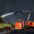 Einsatzkräfte der Feuerwehr versuchen, einen Brand in einem Industriegebiet im Hamburger Hafen zu löschen. - Foto: Daniel Bockwoldt/dpa