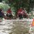 In Hanoi bahnten sich viele Motorradfahrer ihren Weg durch die Wassermassen. - Foto: Huy Han/AP/dpa