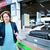Flughafenchefin Aletta von Massenbach stellt neue CT-Scanner am Flughafen BER vor.  - Foto: Sebastian Christoph Gollnow/dpa