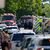 Polizisten sind an der Schule im Einsatz. - Foto: Abbie Parr/AP/dpa