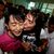 Ein Bild aus besseren Tagen: Aung San Suu Kyi 2011 zusammen mit ihrem Sohn Kim Aris. (Archivbild) - Foto: picture alliance / dpa