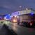 Feuerwehrfahrzeuge stehen vor dem Supermarkt. - Foto: Florian Förster/dpa