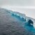 Unter anderem durch Schmelzwasser entstanden höhlenartige Vertiefungen im Eis. - Foto: Ian Strachan/Eyos Expeditions/dpa