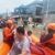 Viele Menschen mussten mit Boote in Sicherheit gebracht werden. - Foto: Uncredited/BASARNAS/AP/dpa