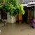 Viele Häuser standen nach tagelangen Regenfällen unter Wasser. - Foto: Dicky Bisinglasi/XinHua/dpa