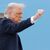 Trump freut sich über das Ende einer Talkshow.  - Foto: Luis M. Alvarez/FR596 AP/AP/dpa