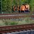 Bahn-Mitarbeiter stehen am Rand der Strecke Köln-Düsseldorf.  - Foto: Henning Kaiser/dpa