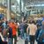 An einem Serviceschalter am Flughafen bildete sich eine lange Warteschlange. - Foto: Steffen Trumpf/dpa