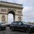 SUVs zahlen in Paris deutlich höhere Parkgebühren. (Archivbild) - Foto: Michel Euler/AP/dpa