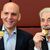 Die bislang letzten deutschen Nobelpreisträger: der Chemiker Benjamin List und der Physiker Klaus Hasselmann. (Archivbild) - Foto: Tobias Schwarz/AFP-Pool/dpa