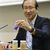 Kitagawa, Professor an der Universität Kyoto, hier mit einer Probe eines von ihm entwickelten porösen Materials.  - Foto: Uncredited/Kyodo News/dpa