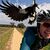 Radfahrer Shane Miller testet einen «PieProof»-Helm gegen Magpie-Angriffe. - Foto: Shane Miller/GPLama/dpa