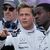 Bild von den Dreharbeiten im Sommer 2023 in Silverstone: Brad Pitt (Mitte) spricht mit Schauspielkollege Damson Idris (rechts). (Archivbild) - Foto: Luca Bruno/AP/dpa