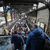 Fahrgäste warten im Hauptbahnhof Hamburg. - Foto: Marcus Brandt/dpa
